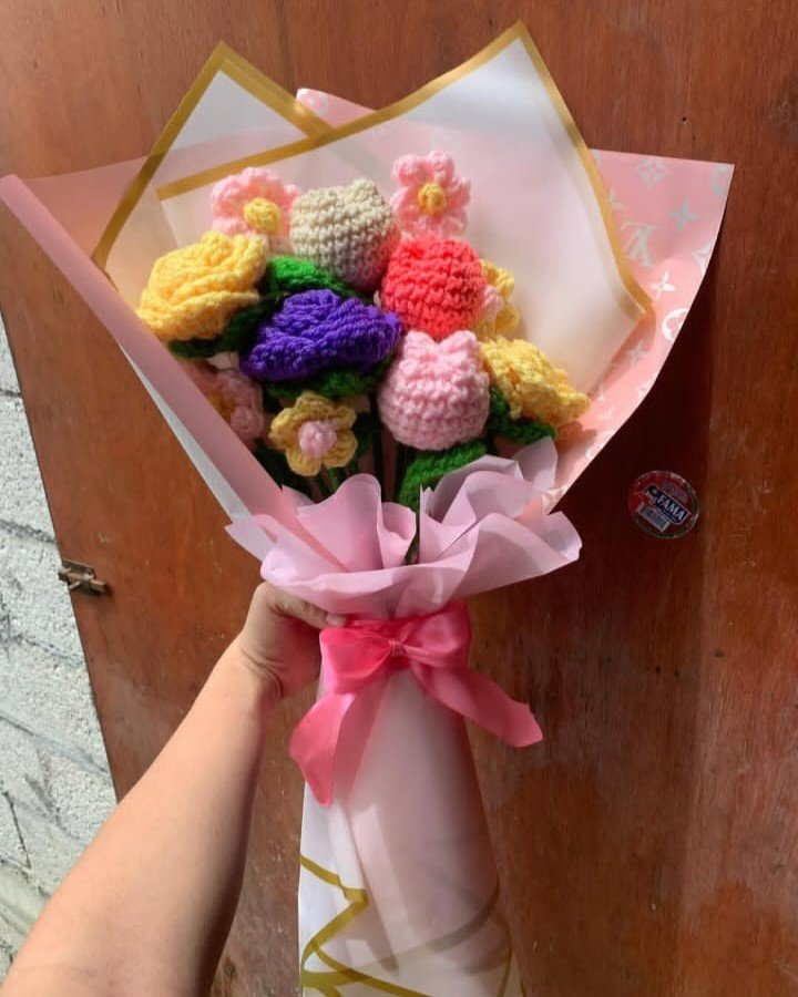 Flores tejidas de colores pastel