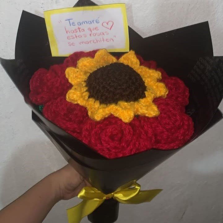 Rosas con un girasol tejidas